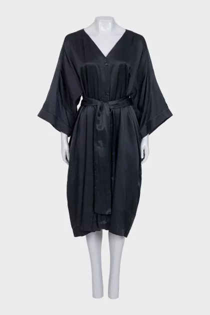 Dress with wide sleeves and a belt