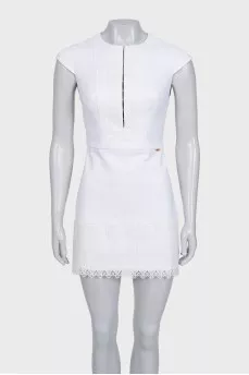 Fitted dress with lace and hooks
