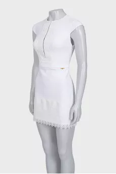 Fitted dress with lace and hooks