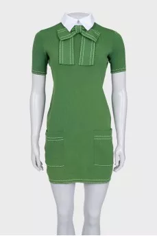 Green dress with a bow and a detachable collar