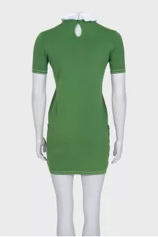 Green dress with a bow and a detachable collar