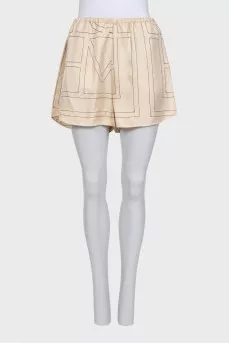 Shorts decorated with contrasting seams
