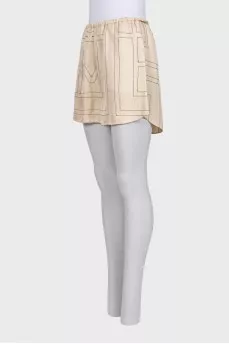 Shorts decorated with contrasting seams