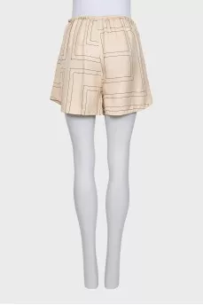 Shorts decorated with contrasting seams