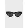 Sunglasses with an accent logo on the temples
