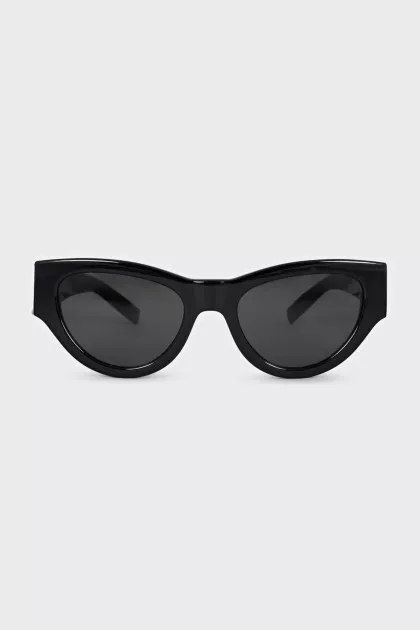Sunglasses with an accent logo on the temples