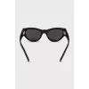 Sunglasses with an accent logo on the temples