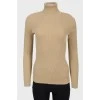 Golden golf with a straight -cut neck