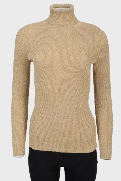 Golden golf with a straight -cut neck