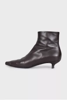 Коричневі ботильйони на підборах kitten heel