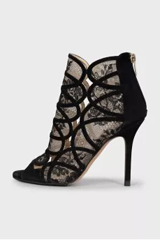 Suede ankle boots decorated with lace