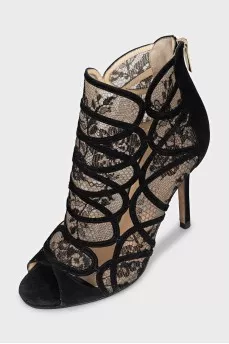 Suede ankle boots decorated with lace