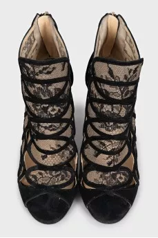 Suede ankle boots decorated with lace