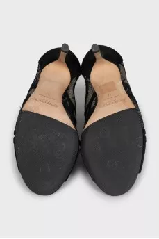 Suede ankle boots decorated with lace