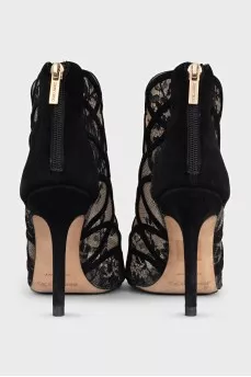 Suede ankle boots decorated with lace