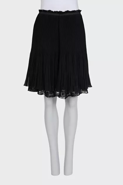 Pleated skirt decorated with lace