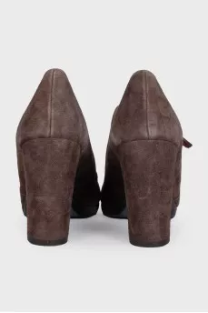 Brown suede round toe shoes
