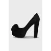 Suede shoes with flower decoration