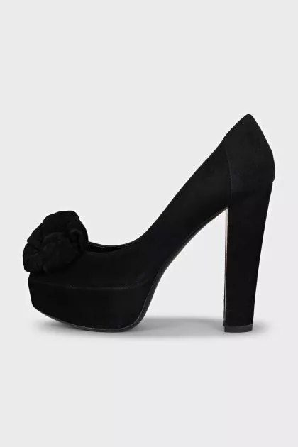 Suede shoes with flower decoration