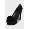 Suede shoes with flower decoration