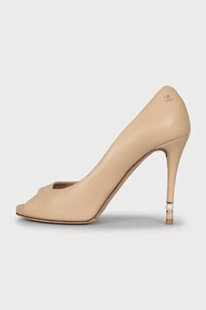 Beige leather shoes with decorated heels