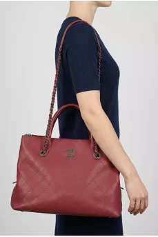 Leather bag with metal logo