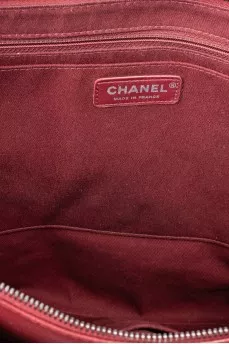 Leather bag with metal logo