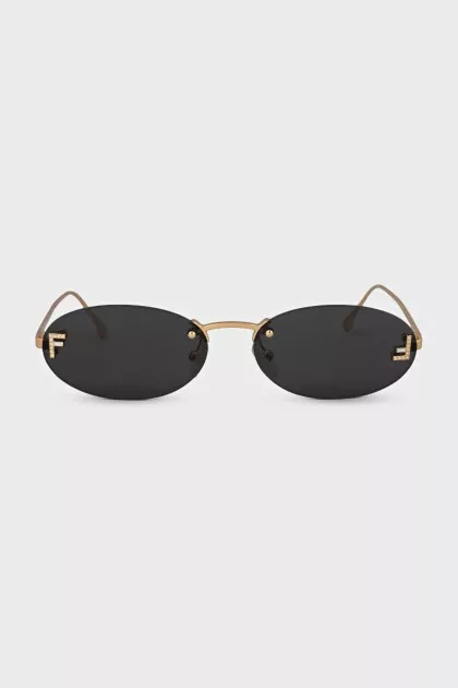 Sunglasses with brand logo on the lenses