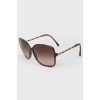 Sunglasses with a fixed nose bridge