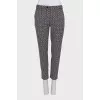 Tapered black trousers with a print