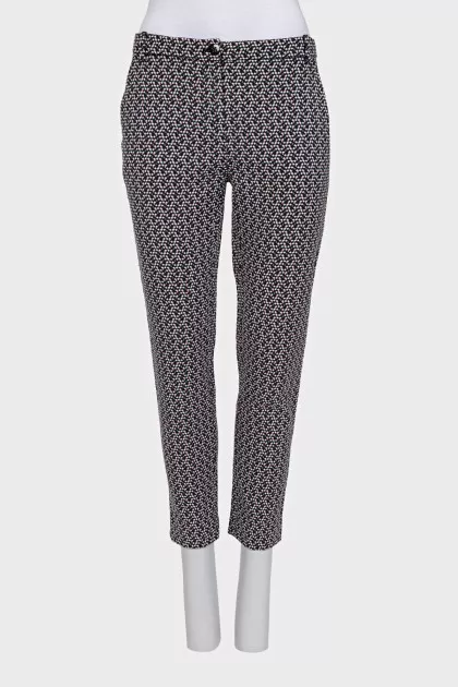 Tapered black trousers with a print