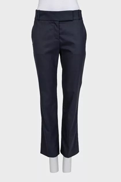 Straight-leg blue trousers with a mid-rise