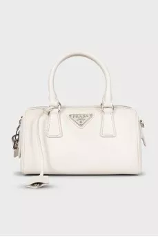 Leather bag with a removable pocket
