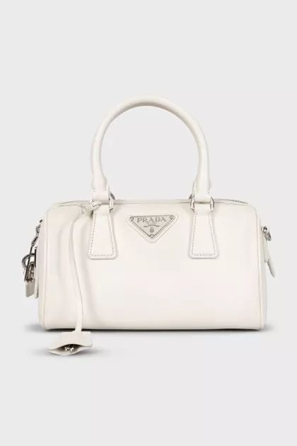 Leather bag with a removable pocket