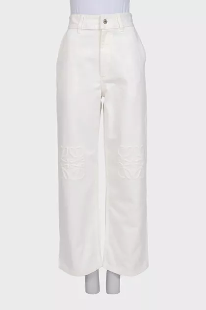 White high-waisted jeans with embroidery