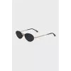Oval sunglasses with full tint