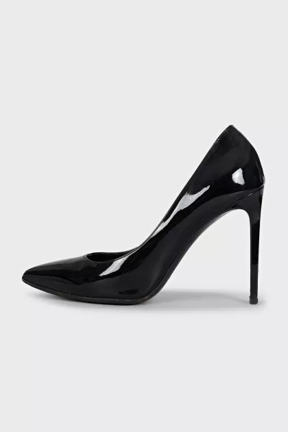 Patent leather black pumps