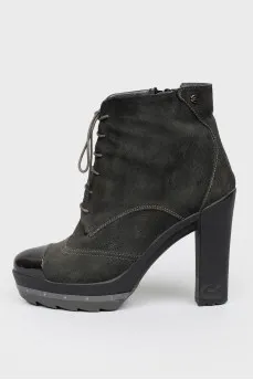 Ankle boots with patent toecap