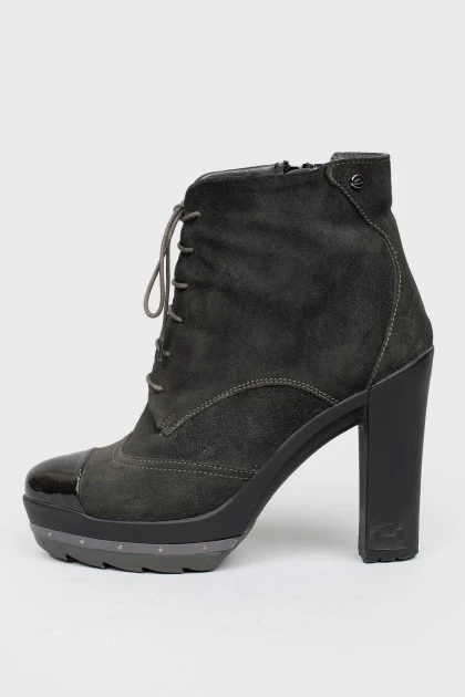 Ankle boots with patent toecap