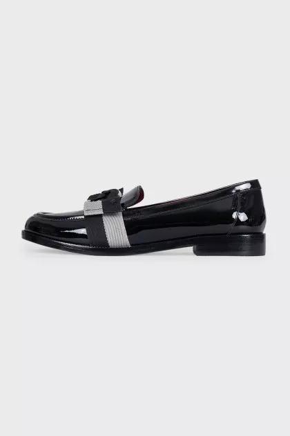 Black leather loafers decorated with a bow