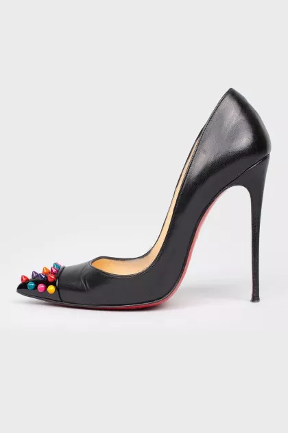 Tors with spikes on a toe