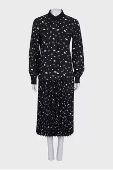 Black suit with a pleated skirt with a tag