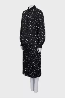 Black suit with a pleated skirt with a tag