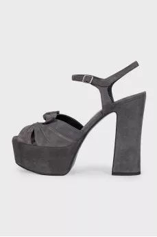 Gray suede sandals decorated with a bow