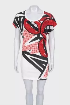 A straight dress decorated with rhinestones in a print