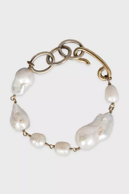 Gold bracelet with massive pearls