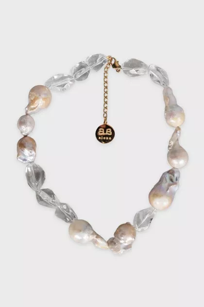 Gold necklace with pearls