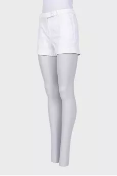 White shorts with patch pockets