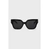 Sunglasses with fully tinted lenses