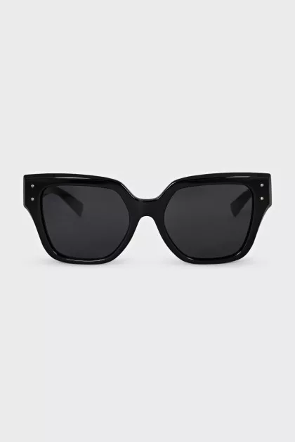 Sunglasses with fully tinted lenses
